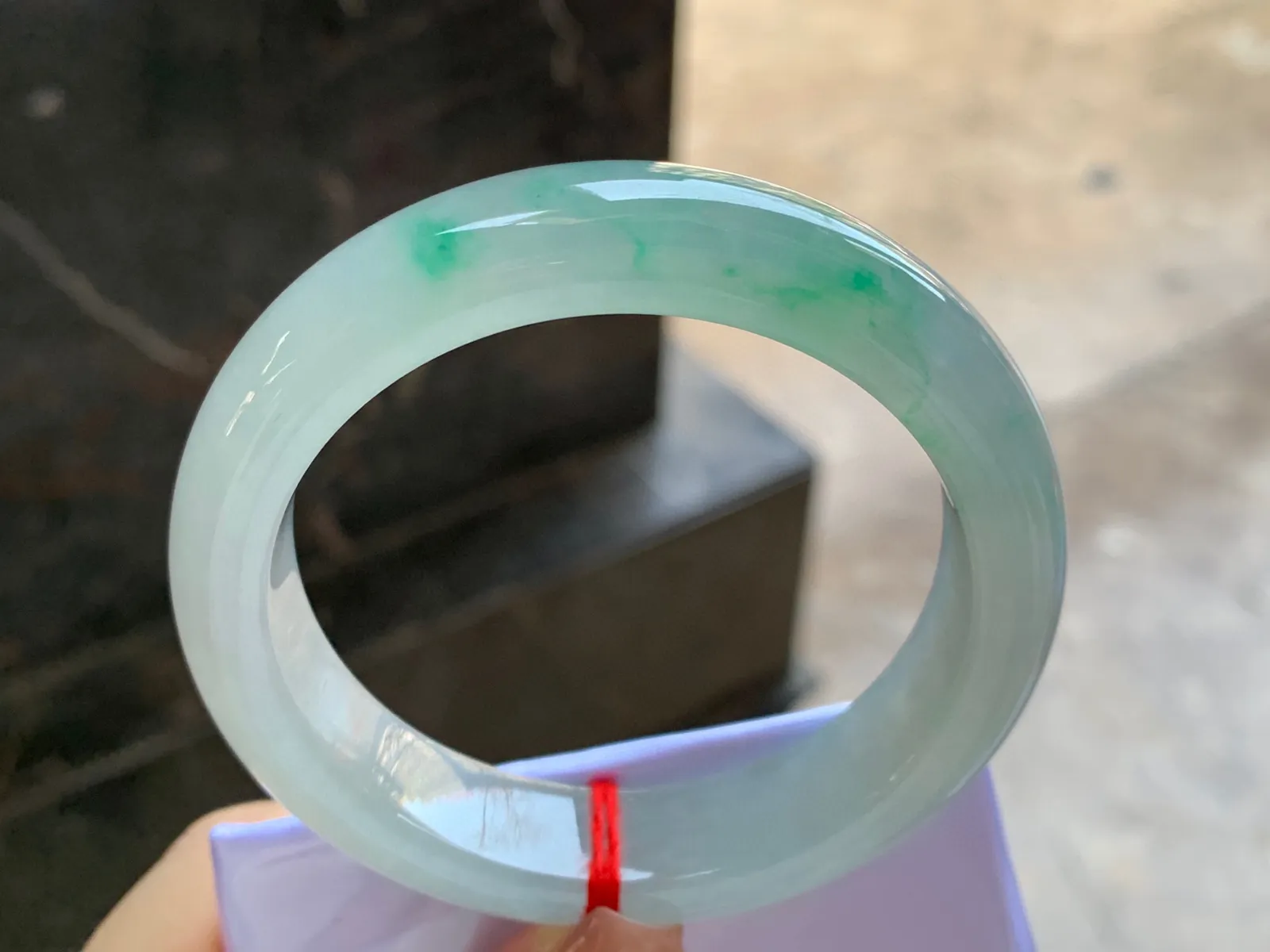 带色手镯
尺寸：55.6-13.5-8.5mm
有种有色～绿色点缀上手好看