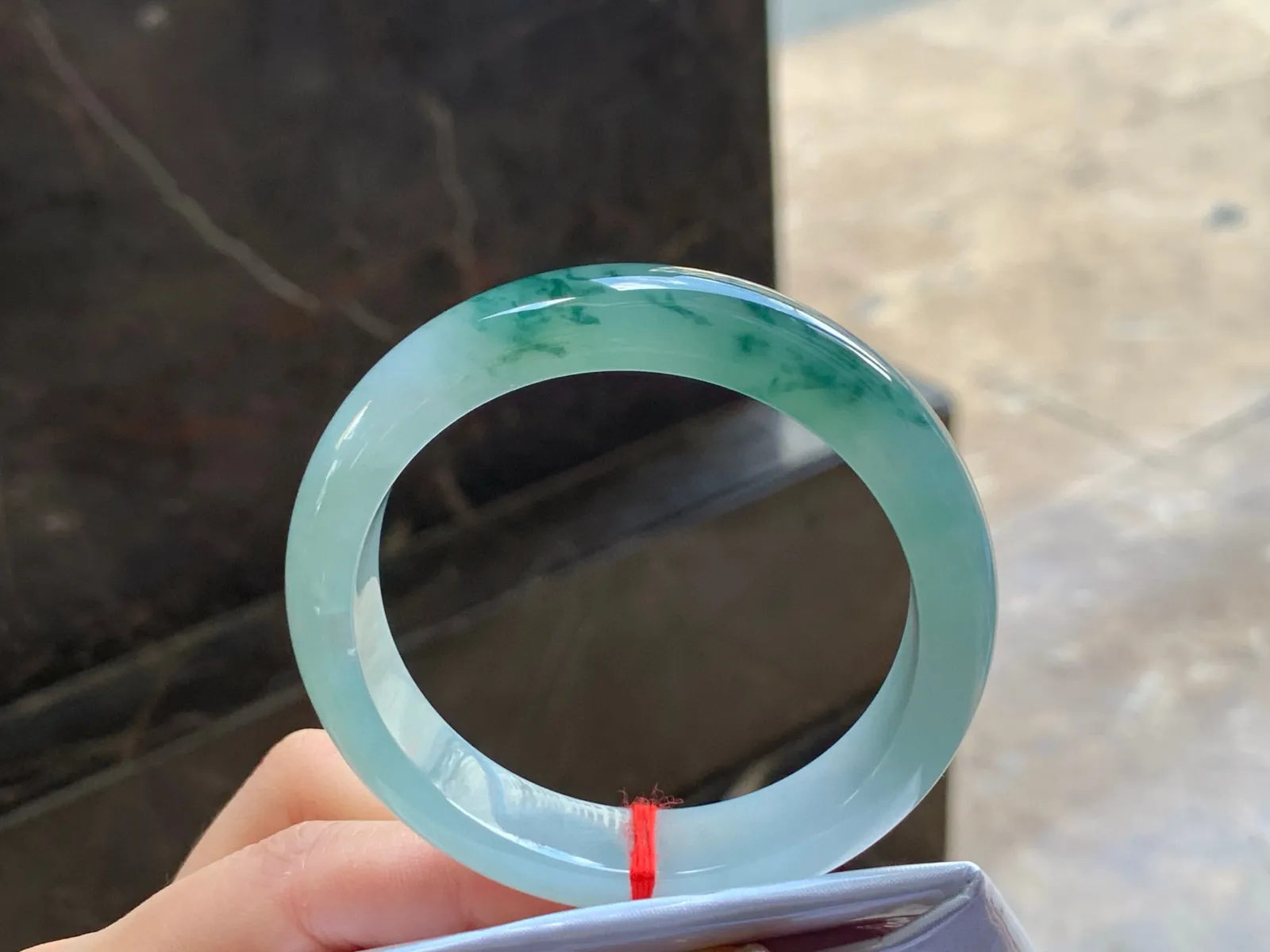 糯冰飘花手镯
尺寸：52-12.3-7.8mm
飘花点缀