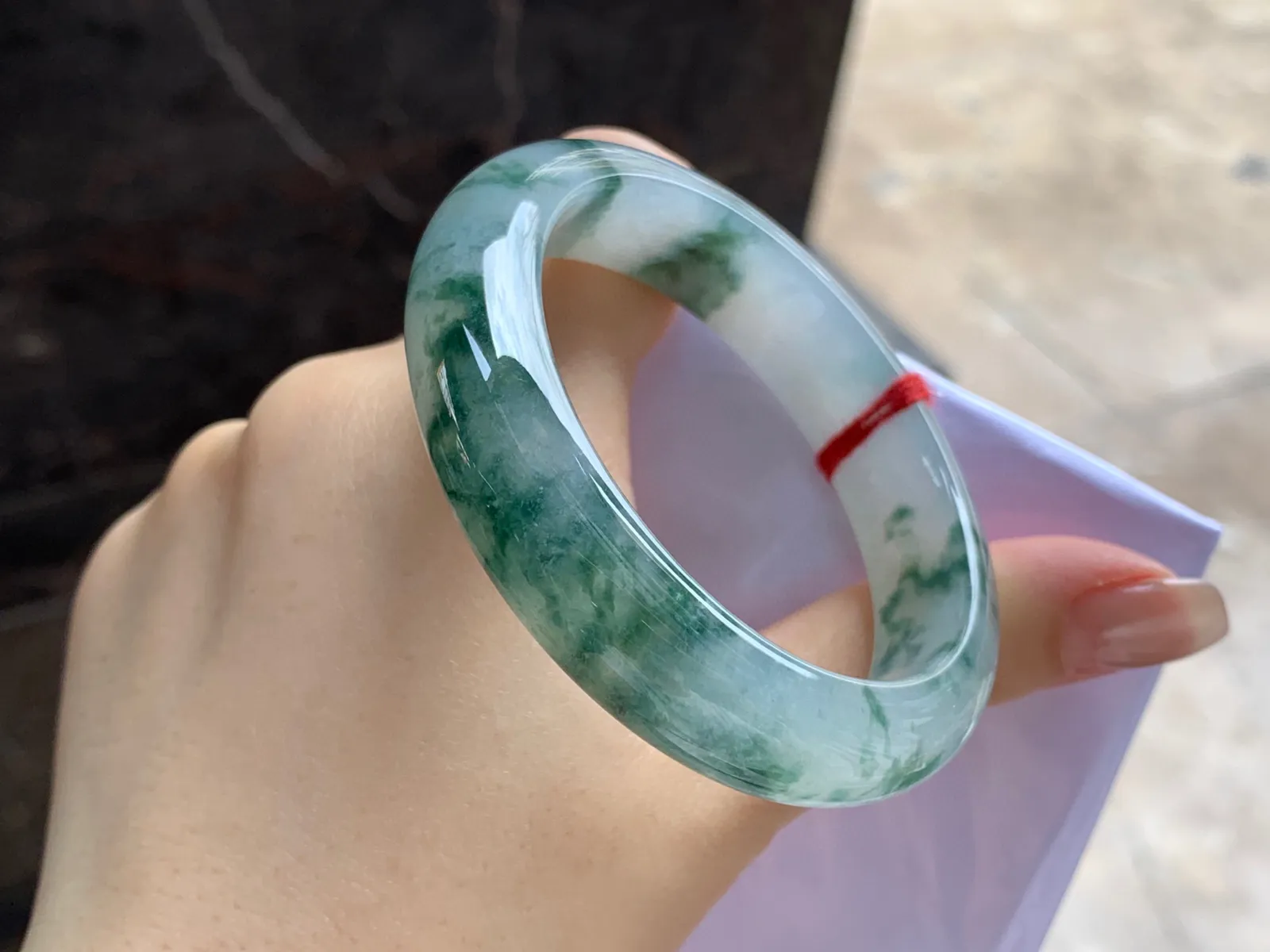 飘花手镯
尺寸：53-13.2-8.5mm
水润十足～飘花浓郁 上手好看