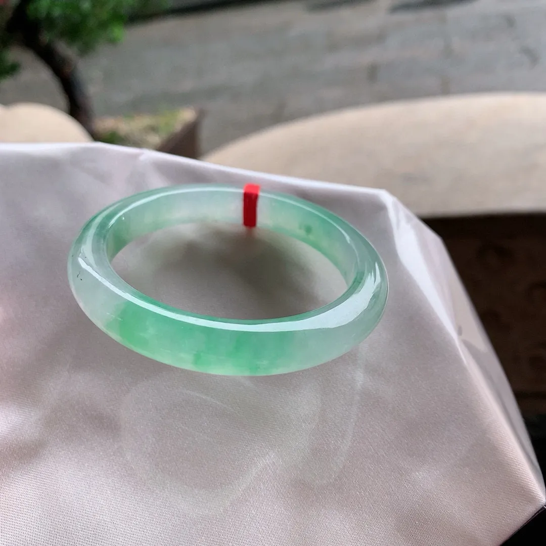 正圈冰玻阳绿 无瑕 尺寸:55.9/9.9/8.5 种色俱佳 质量货
