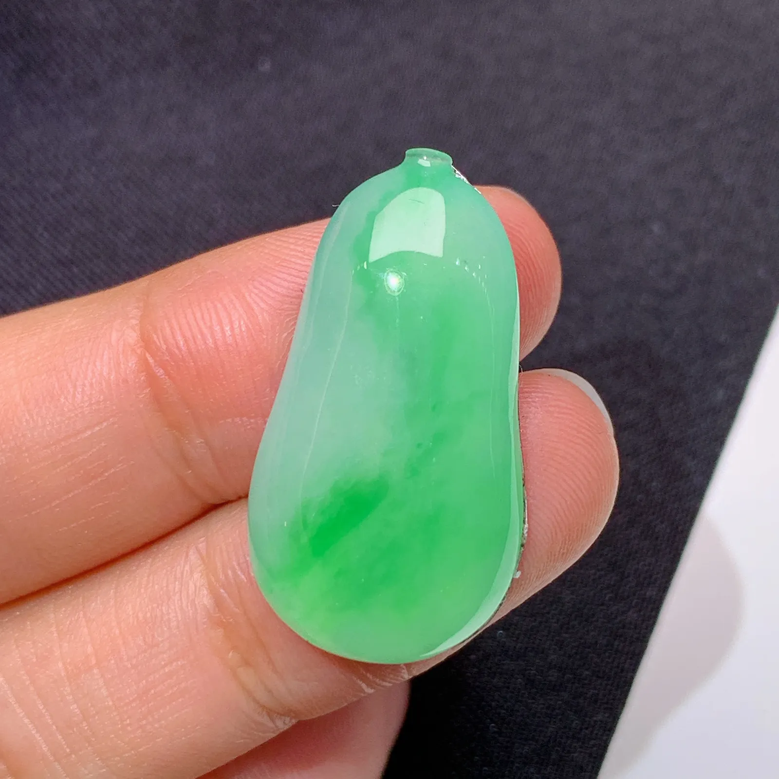 冰飘绿的福瓜，镶嵌佳品，冰润色阳，种水足 尺寸27.7*15.1*4.8