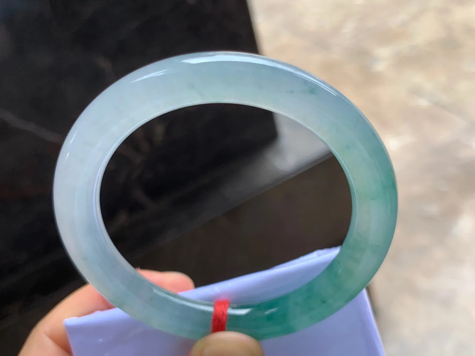 53.5-9mm
冰种飘花圆条手镯 冰透起胶 花色灵动