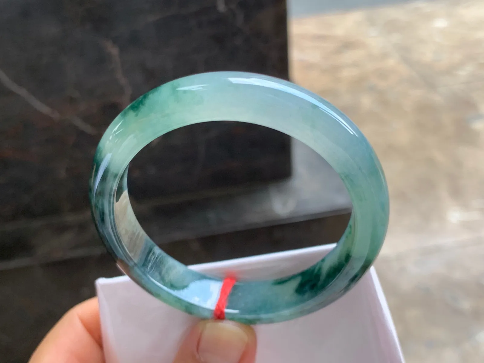 56.5-12.5-8mm
飘花手镯 底子细腻 花色浓郁特色