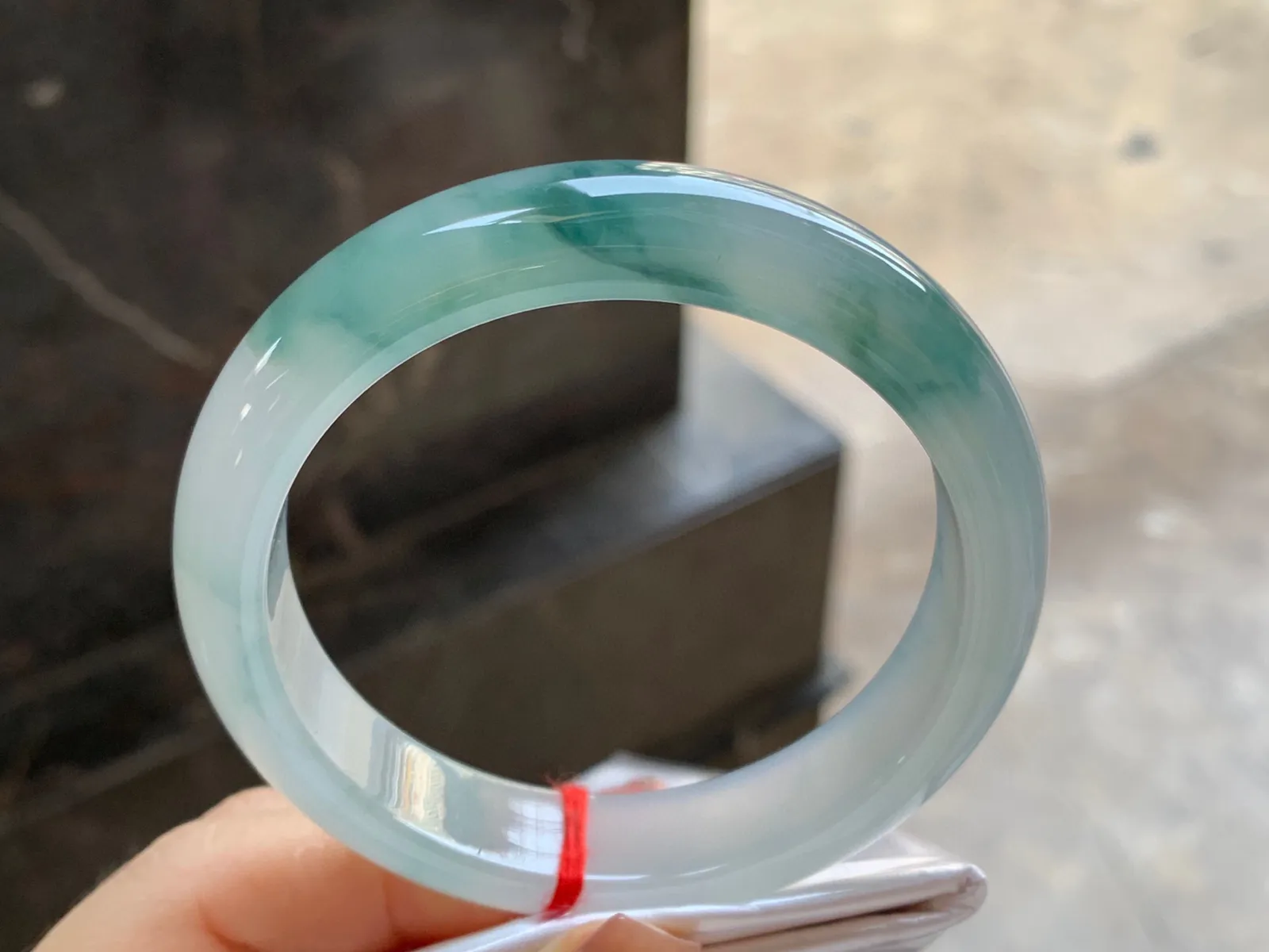 冰飘花手镯
尺寸：57-13-8.4mm
种老肉细～飘花浓郁