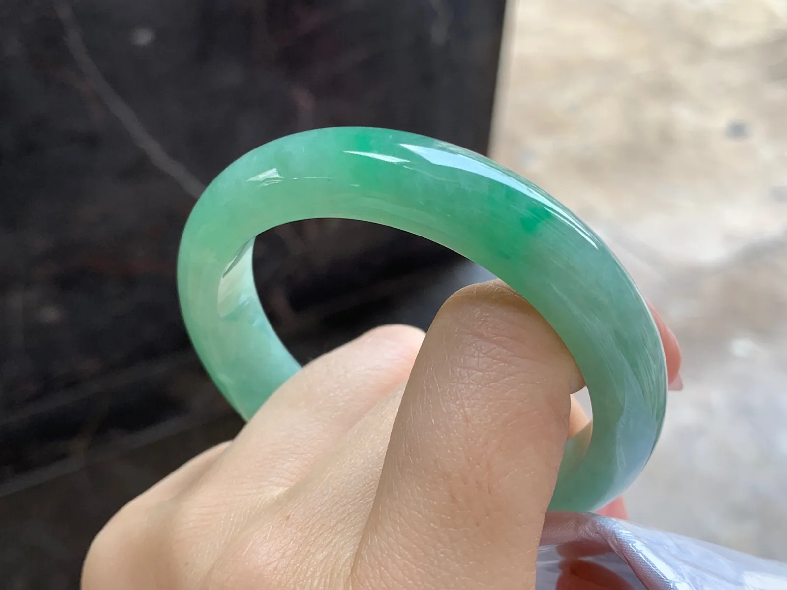 带色手镯
尺寸：52.2-11.9-8.2mm
底子细腻干净～绿色浓郁上手好看