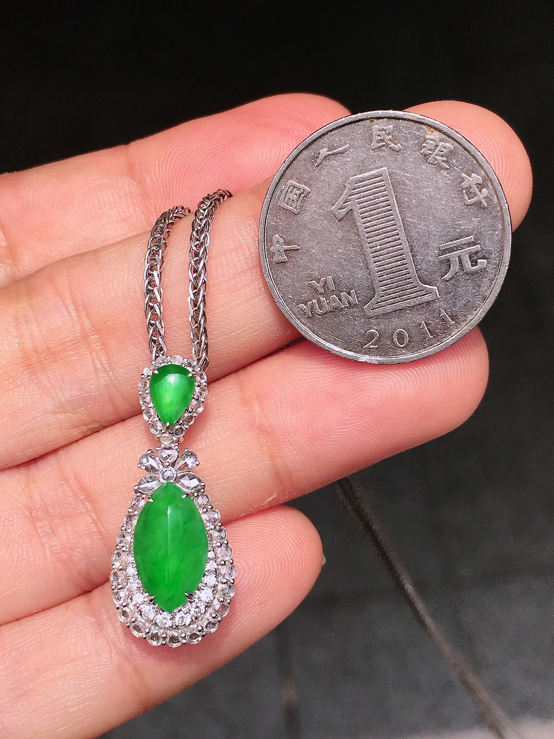 阳绿二合一吊坠，色泽均匀艳丽，玉质细腻，荧光感超
强，饱满水润，气质满满。18k
金豪华镶嵌