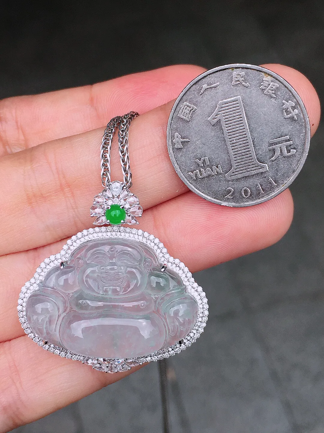 冰种佛公吊坠，玉质细腻，荧光感超
强，饱满水润，气质满满。18k
金豪华镶嵌