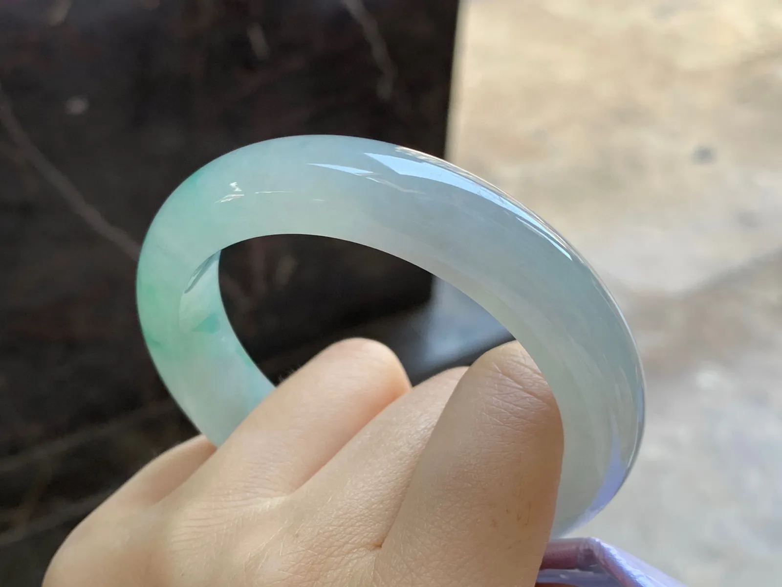 带色手镯
尺寸：55.6-13.5-8.5mm
有种有色～绿色点缀上手好看