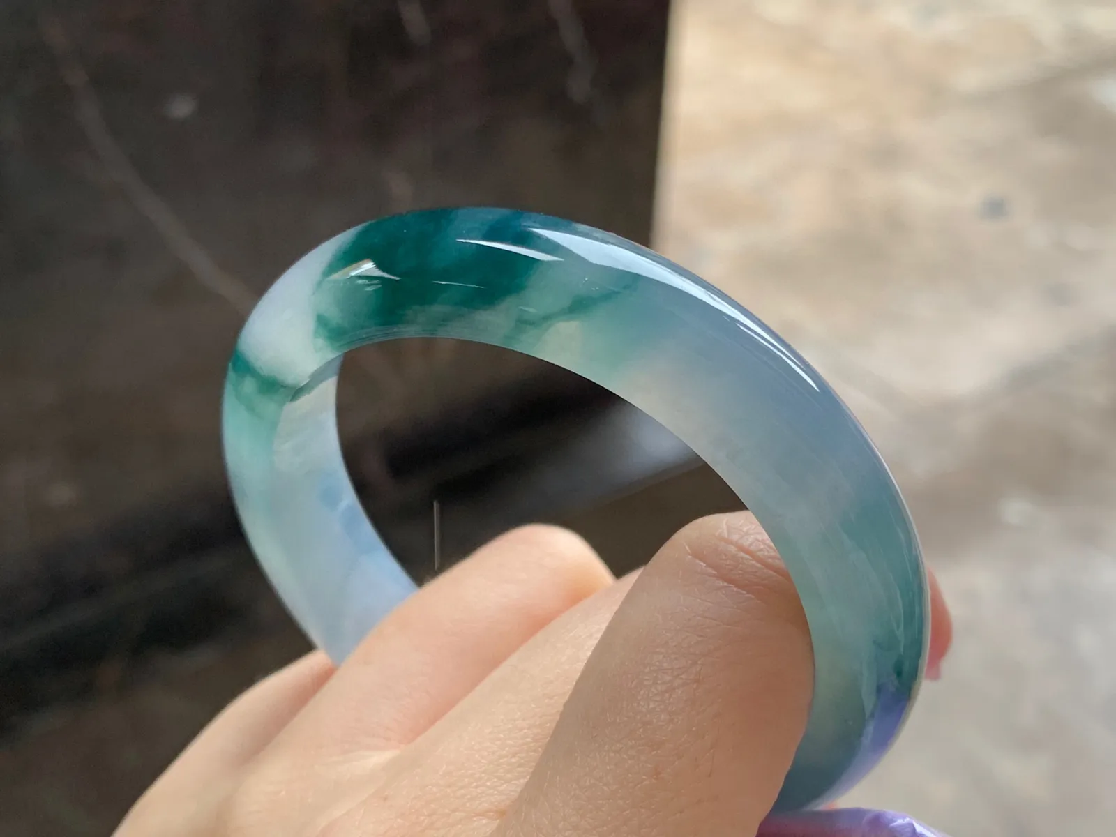 冰种飘花手镯
尺寸：55.4-12.8-8.6mm
种老肉细～飘花点缀