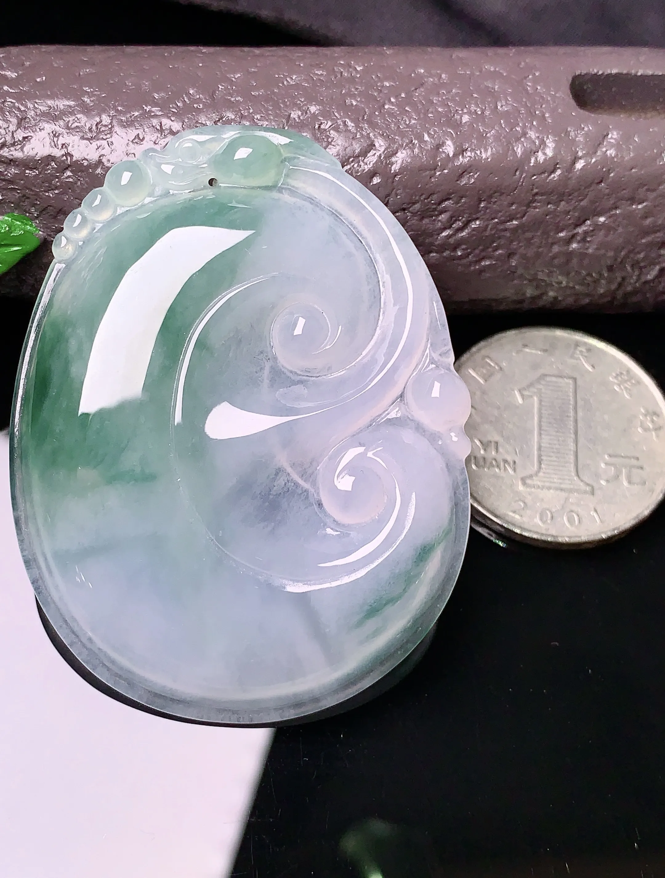 飘绿如意吊坠 玉质细腻 色泽清新艳丽 整体尺寸53.7*41.5*5.7