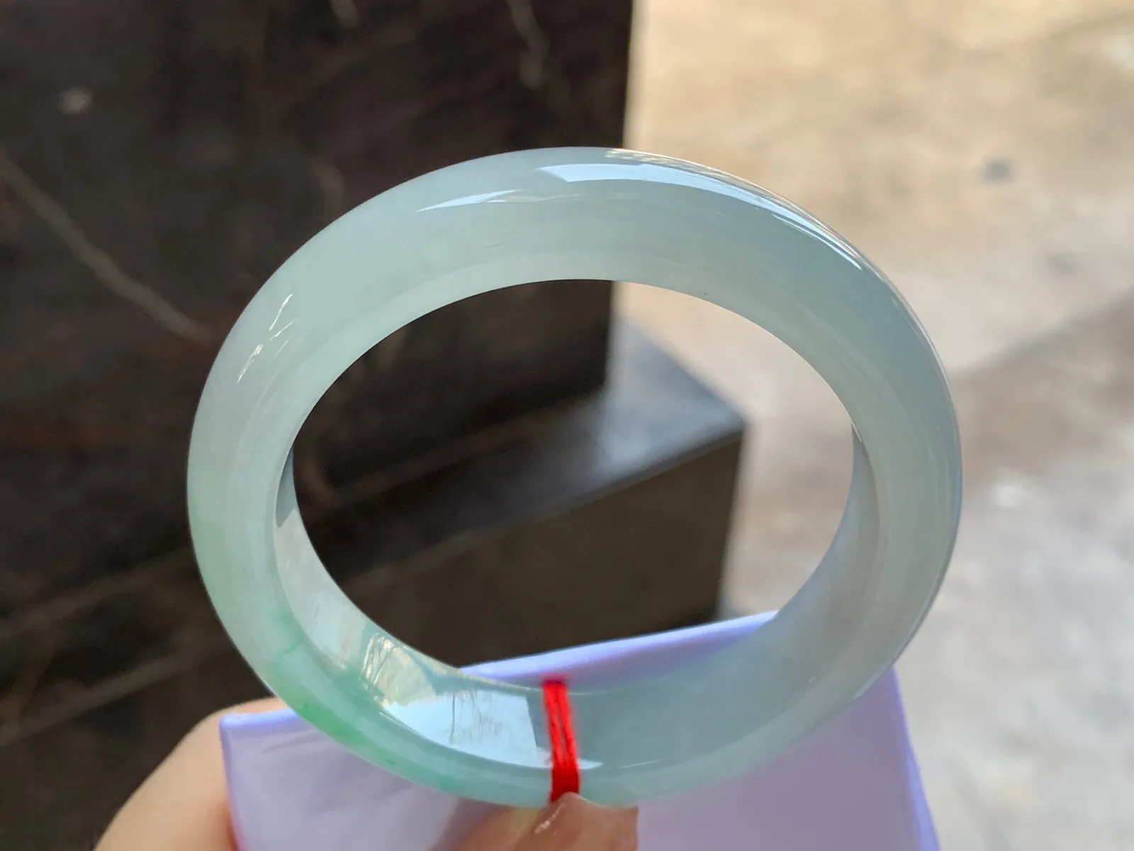 带色手镯
尺寸：55.6-13.5-8.5mm
有种有色～绿色点缀上手好看