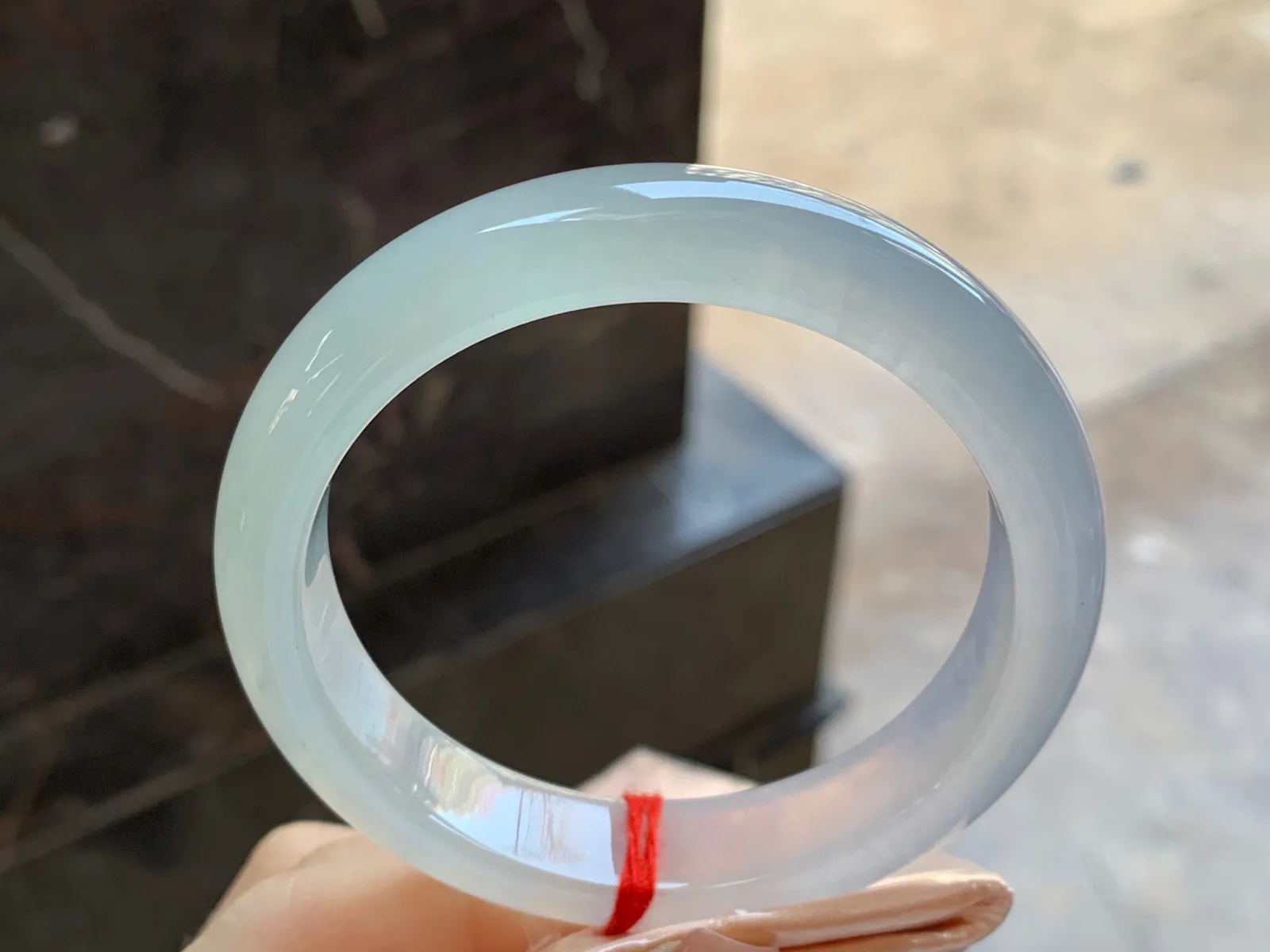 冰种手镯
尺寸：57.5-12.8-8.4mm
冰味十足～一大半冰透起荧光