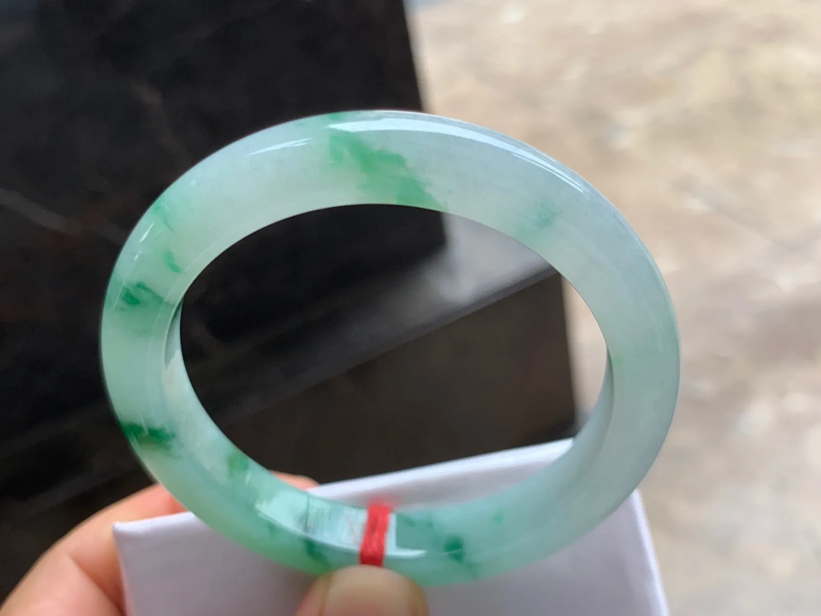 54-10-8mm
飘花手镯 底子细腻干净 水润绿花 上手漂亮