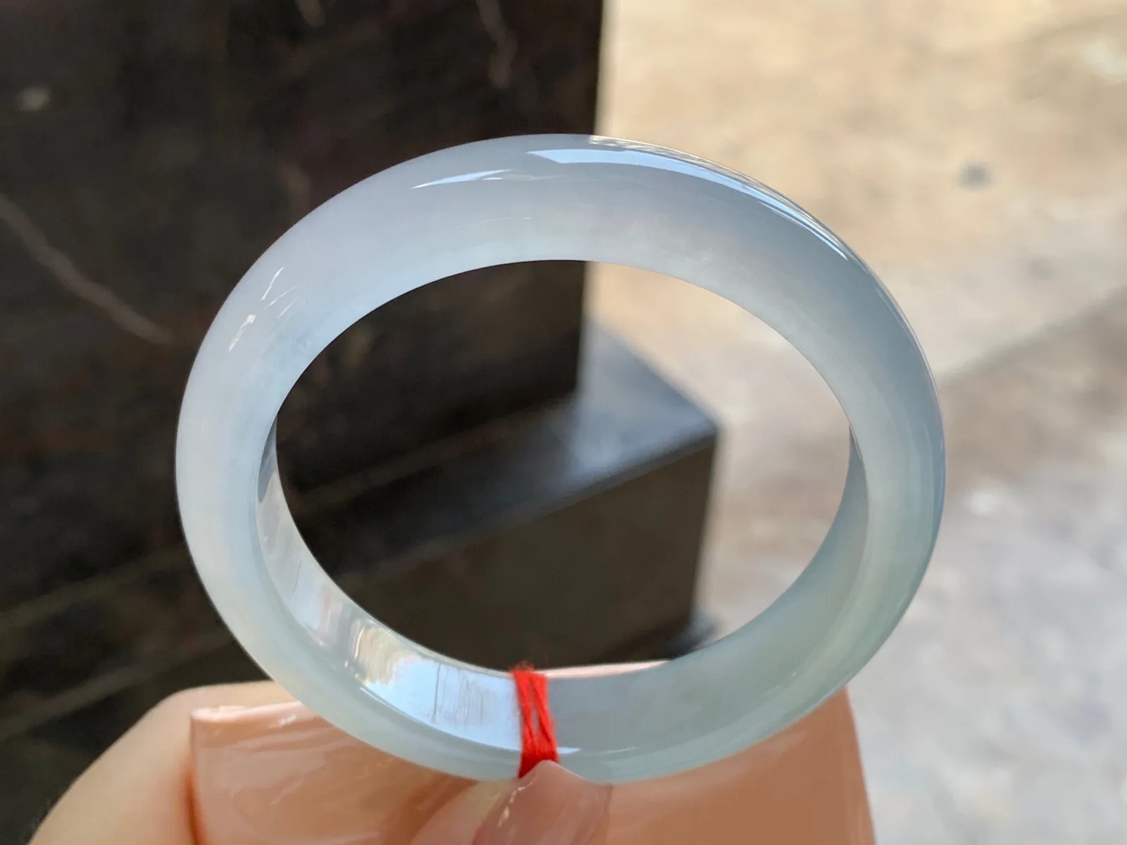 冰种手镯
尺寸：57.5-12.8-8.4mm
冰味十足～一大半冰透起荧光