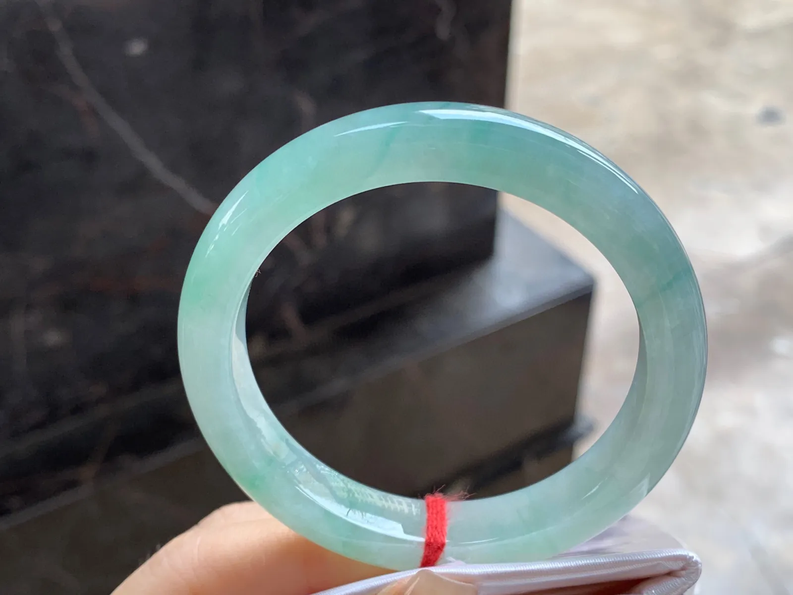晴水手镯
尺寸：54.6-10.3-8.3mm
水润十足～微棉不影响