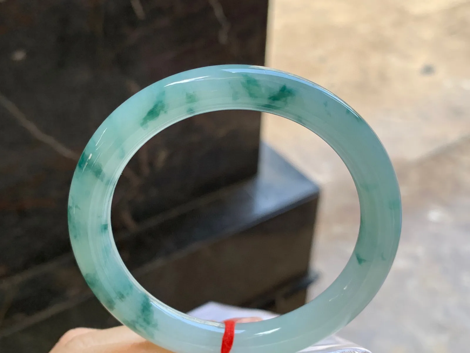 飘花圆条手镯
尺寸：56.4-9.3mm
料子细腻干净～飘花点缀