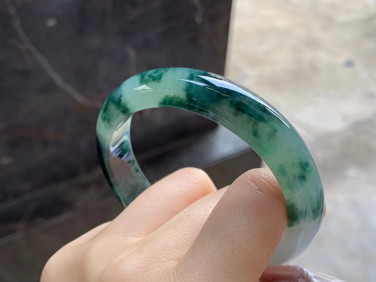 飘花手镯
尺寸：56.6-12.3-7.8mm
底子细腻干净～飘花浓郁上手耐看