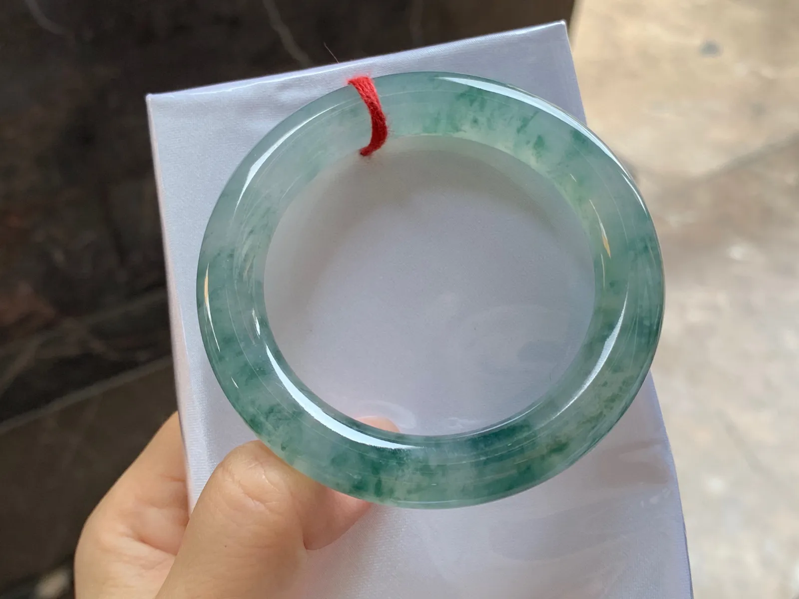 冰飘花圆条手镯
尺寸：52.1-10.2mm
冰味十足～种老肉细精品小圈口