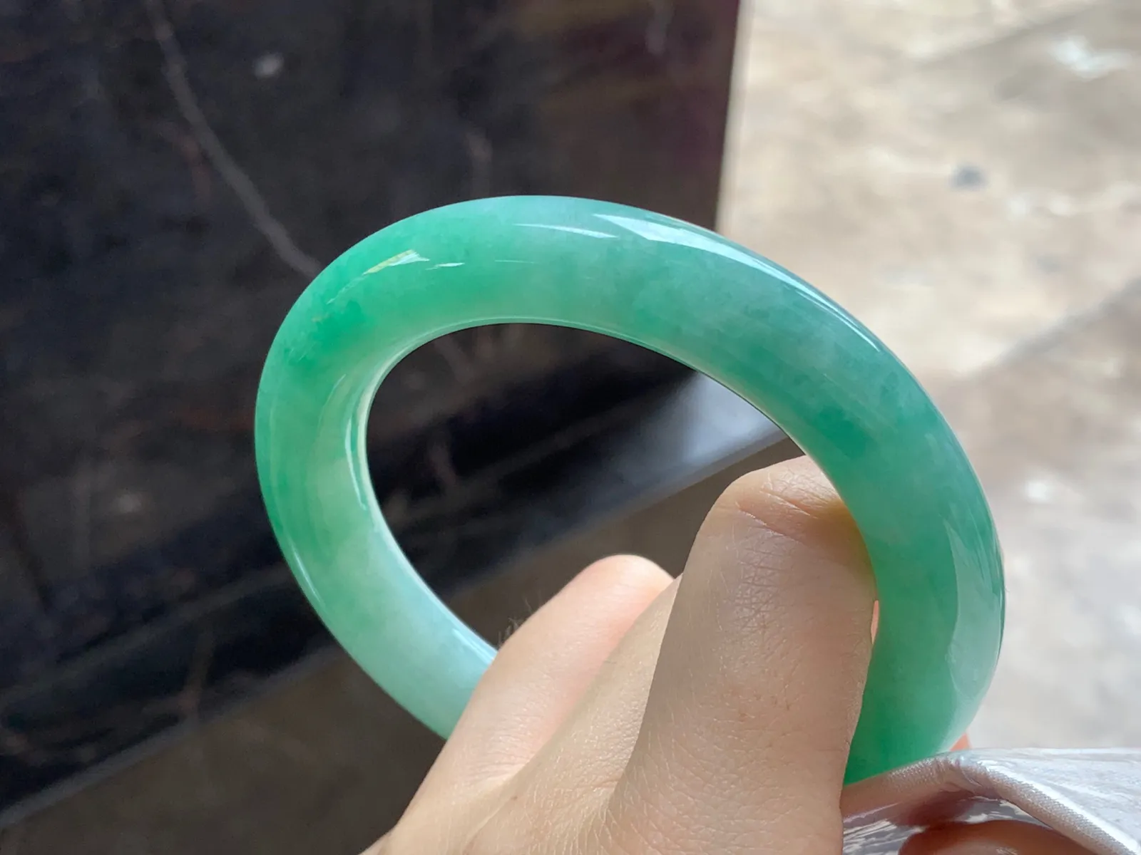 满色圆条手镯
尺寸：59-11.7mm
底色均匀大圈口 上手好看