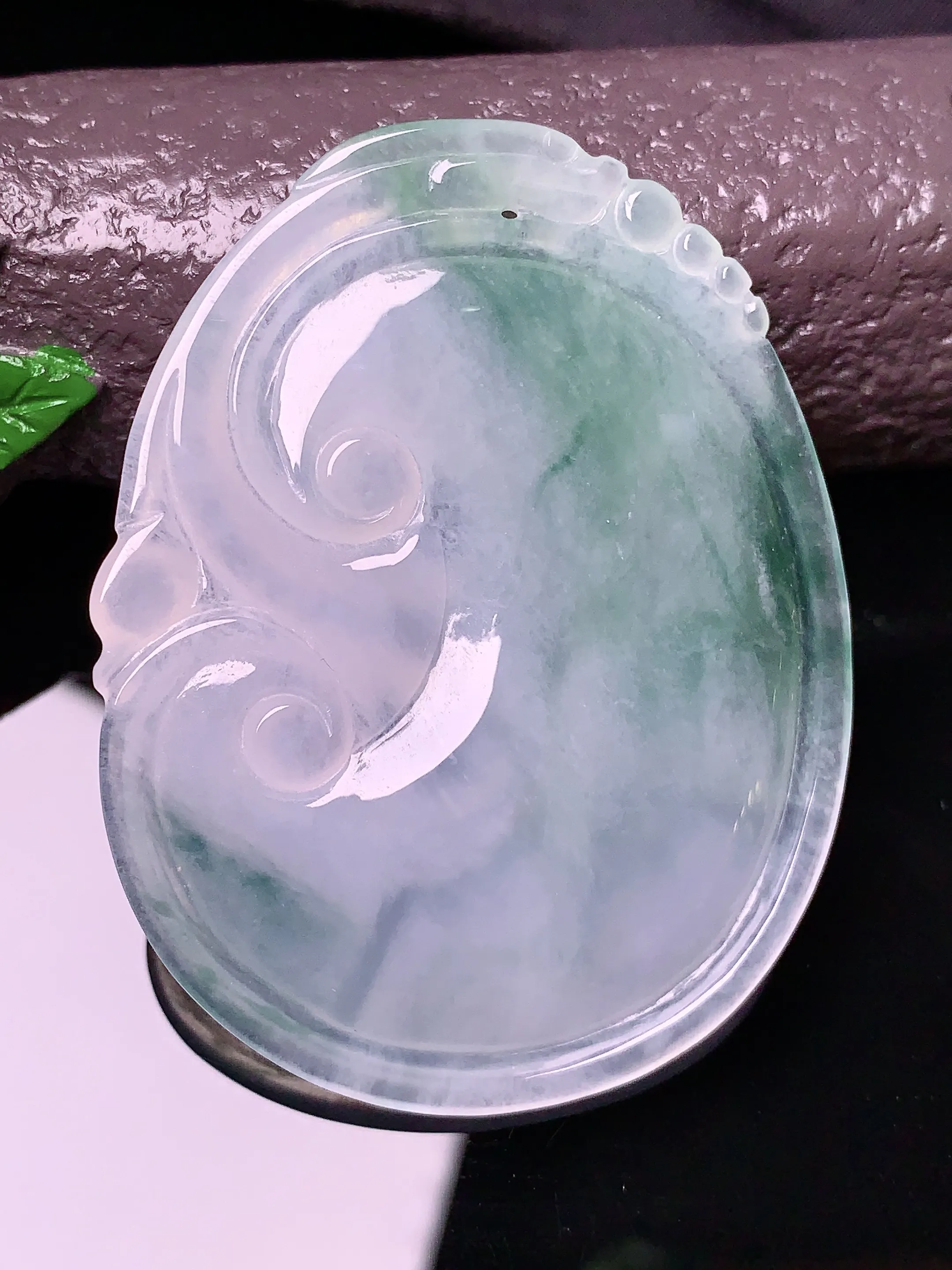 飘绿如意吊坠 玉质细腻 色泽清新艳丽 整体尺寸53.7*41.5*5.7