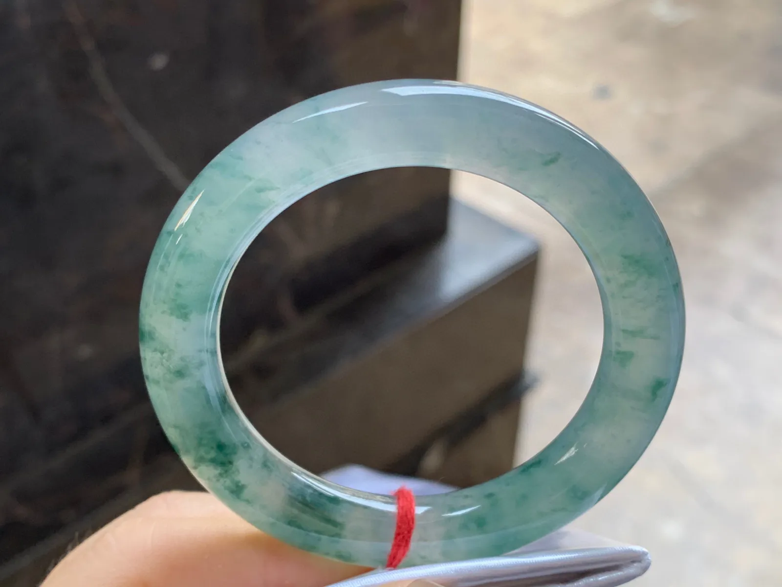冰飘花圆条手镯
尺寸：52.1-10.2mm
冰味十足～种老肉细精品小圈口