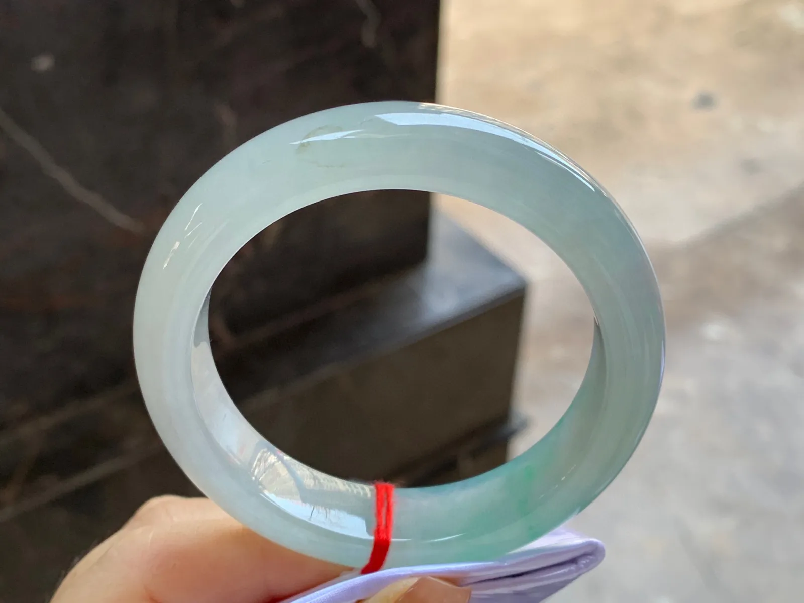 带色手镯
尺寸：55.6-13.5-8.5mm
有种有色～绿色点缀上手好看