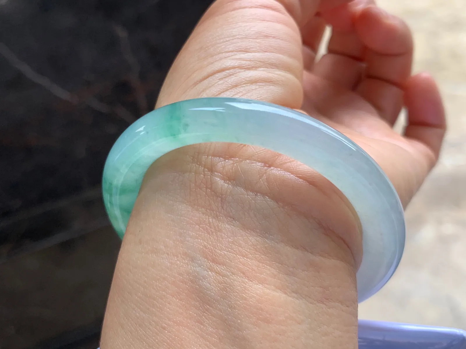 53.5-9mm
冰种飘花圆条手镯 冰透起胶 花色灵动