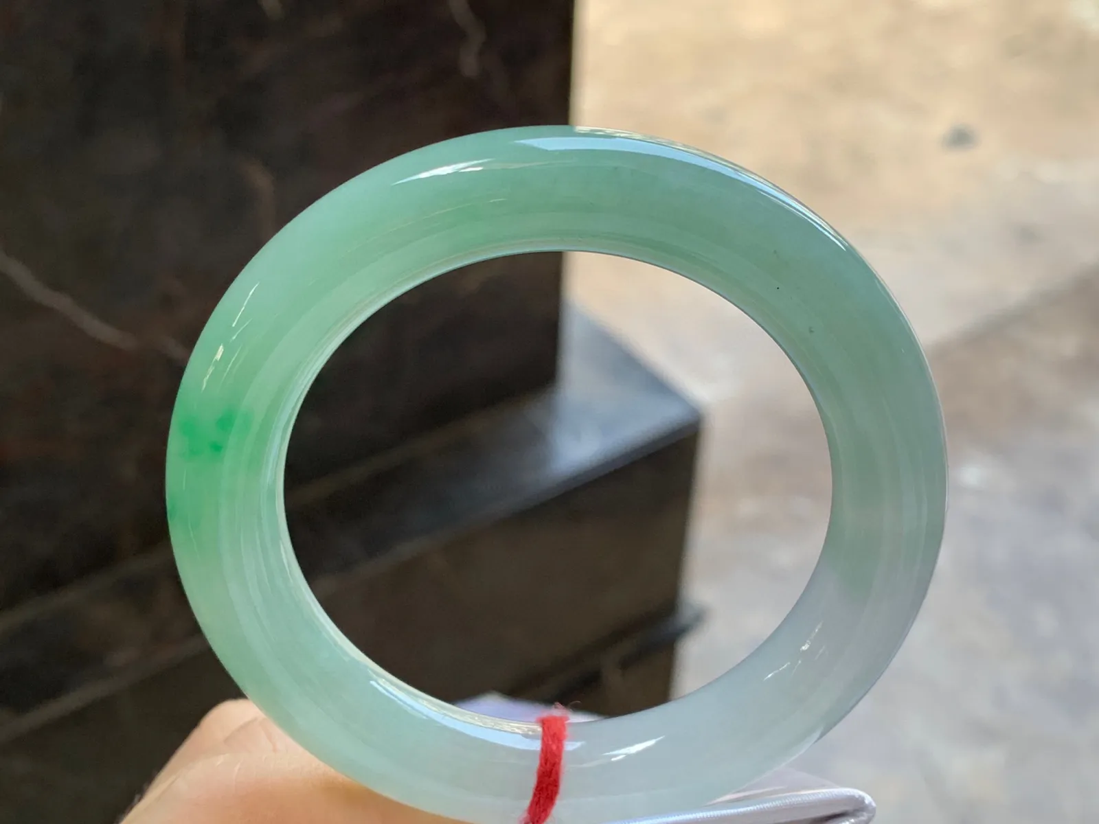 带色圆条手镯
尺寸：55.8-11.3mm
底子细腻干净～绿色点缀上手好看