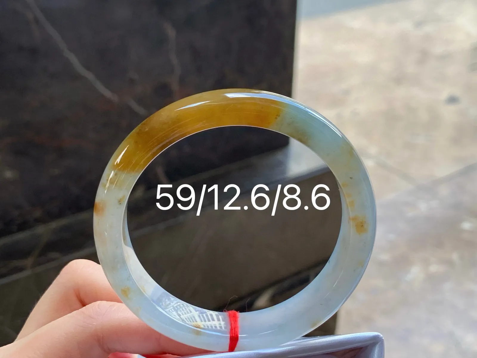 冰黄手镯
尺寸：59-12.6-8.6mm
肉质细腻～有特色