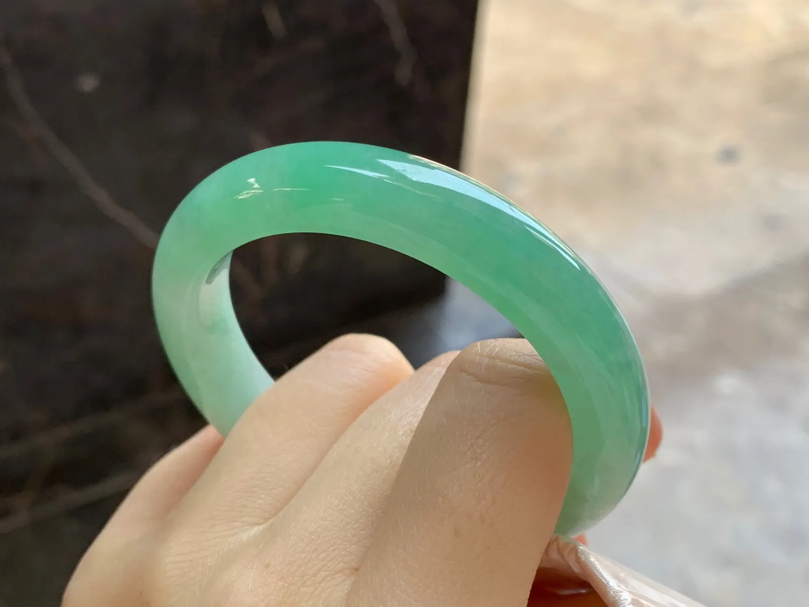 带色手镯
尺寸：52.8-11.1-8.3mm
有种有色～小圈口上手好看