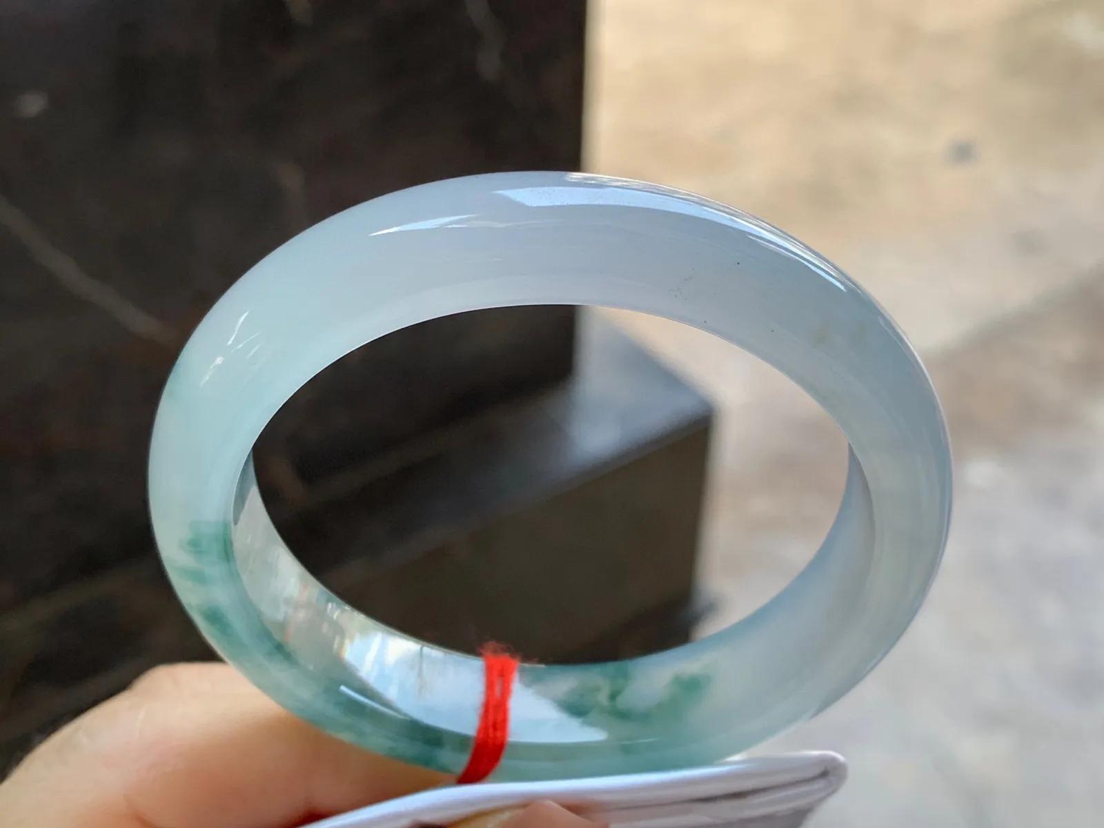 冰种飘花贵妃镯
尺寸：56-13-8mm
冰味十足～正圈53 54可以戴大力推荐