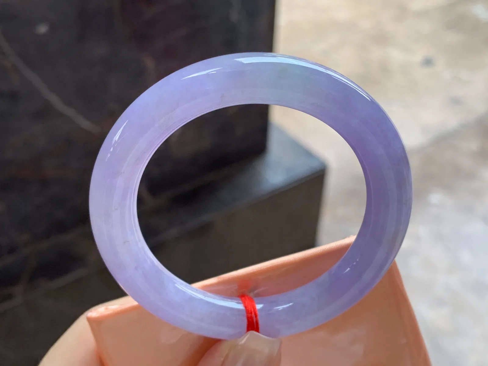 紫罗兰圆条手镯
尺寸：51.5-10mm
颜色浓郁～上手好看 晶体略粗需要包容