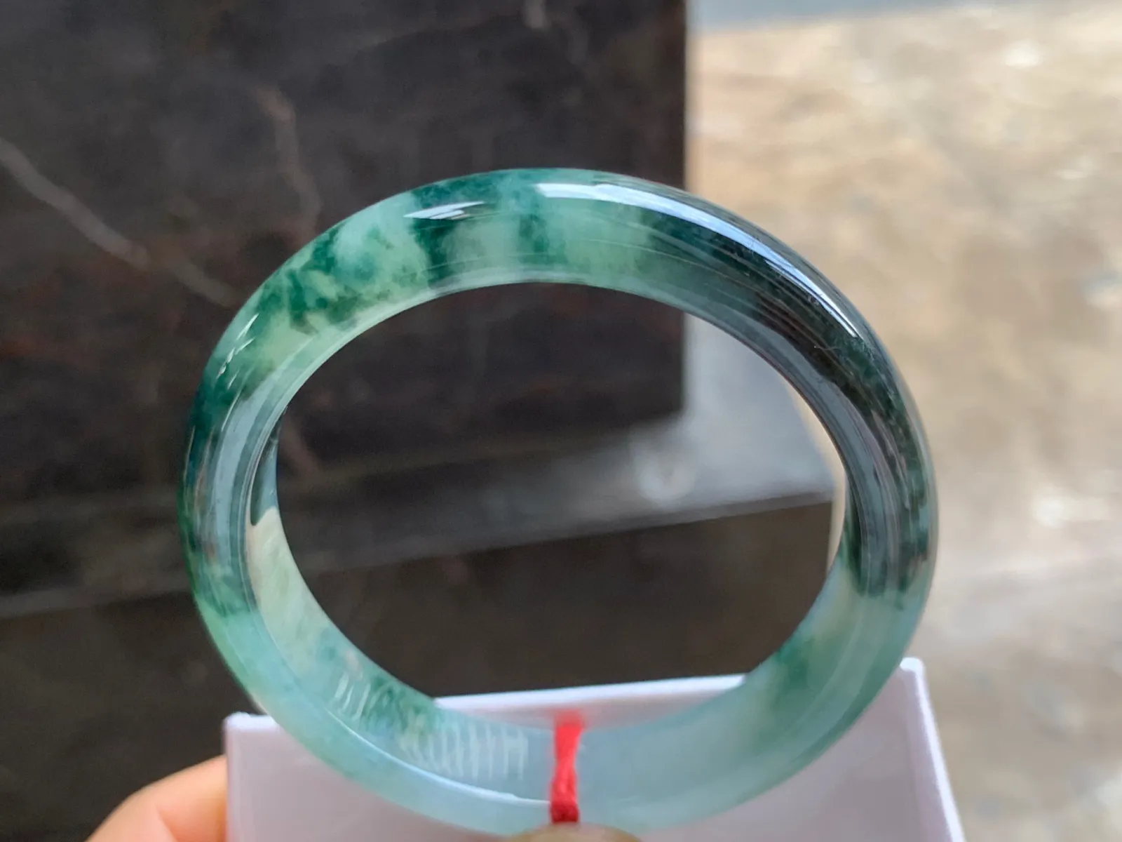 56.5-12.5-8mm
飘花手镯 底子细腻 花色浓郁特色