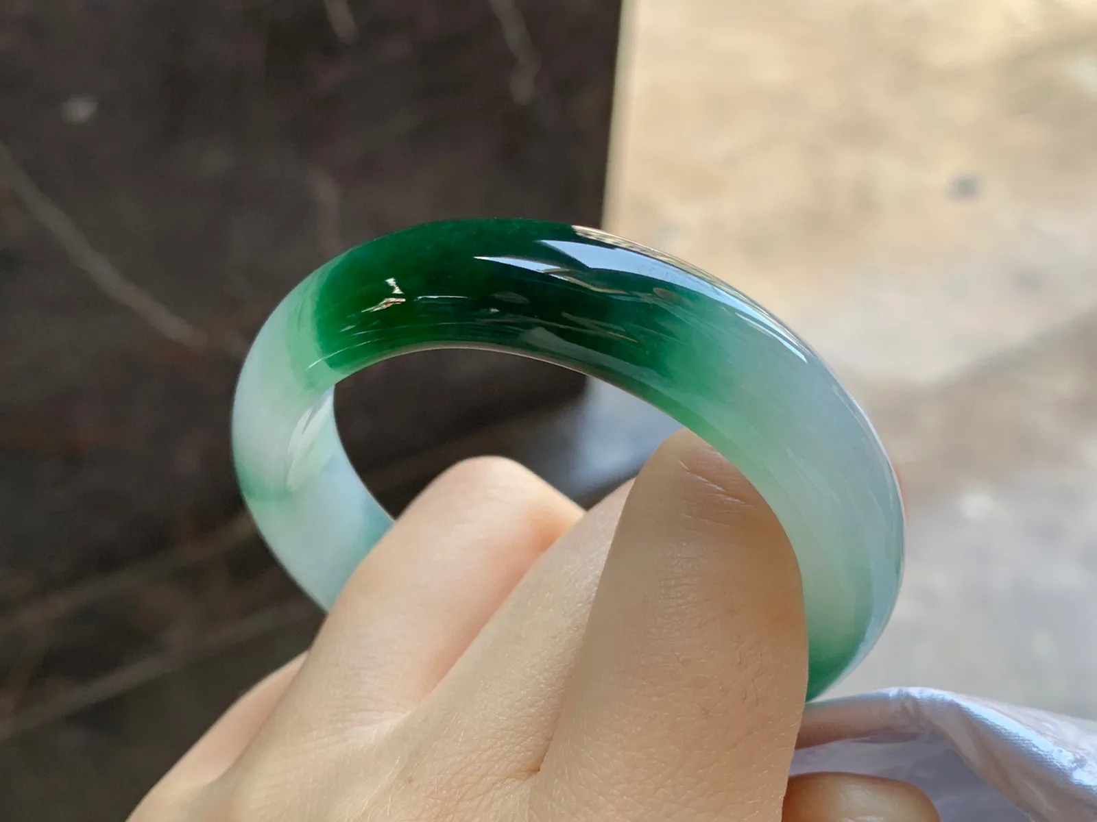 飘绿贵妃镯
尺寸：53.5-12.6-7.5mm
底子细腻干净～有特色正圈50 51可以戴