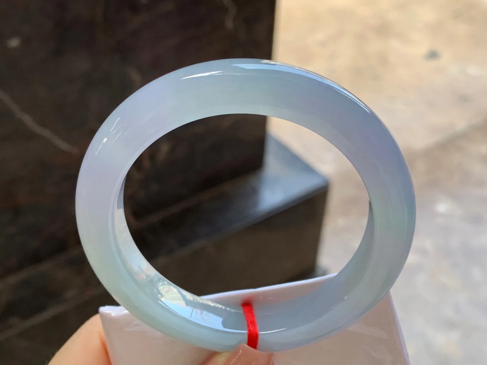 冰种淡春手镯
尺寸：57-10.7-9.5mm
种水好 小清新甜甜的料子