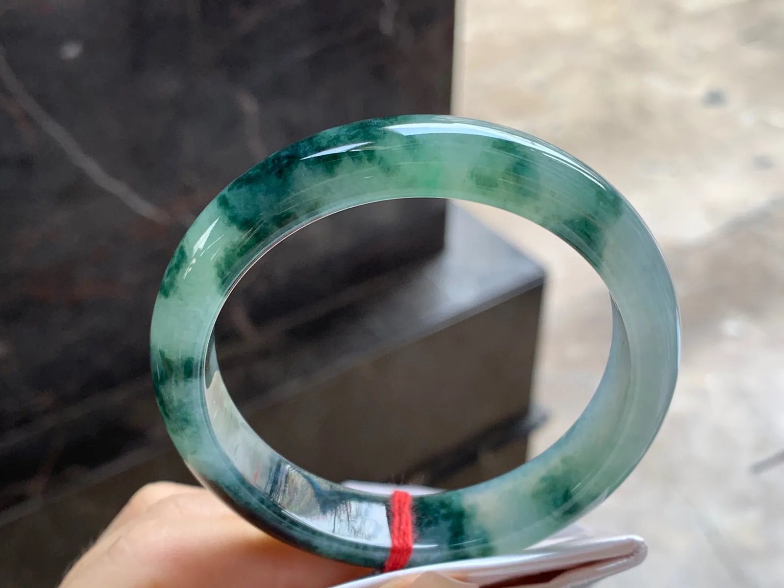 飘花手镯
尺寸：56.6-12.3-7.8mm
底子细腻干净～飘花浓郁上手耐看