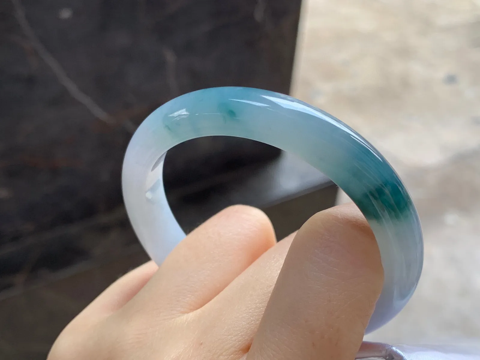 飘花手镯
尺寸：53.5-10.4-7.5mm
底子细腻干净～飘花点缀推荐气质