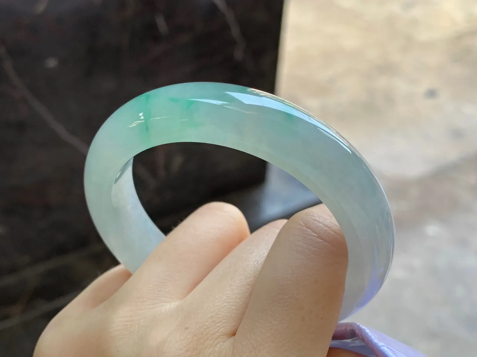 带色手镯
尺寸：55.6-13.5-8.5mm
有种有色～绿色点缀上手好看