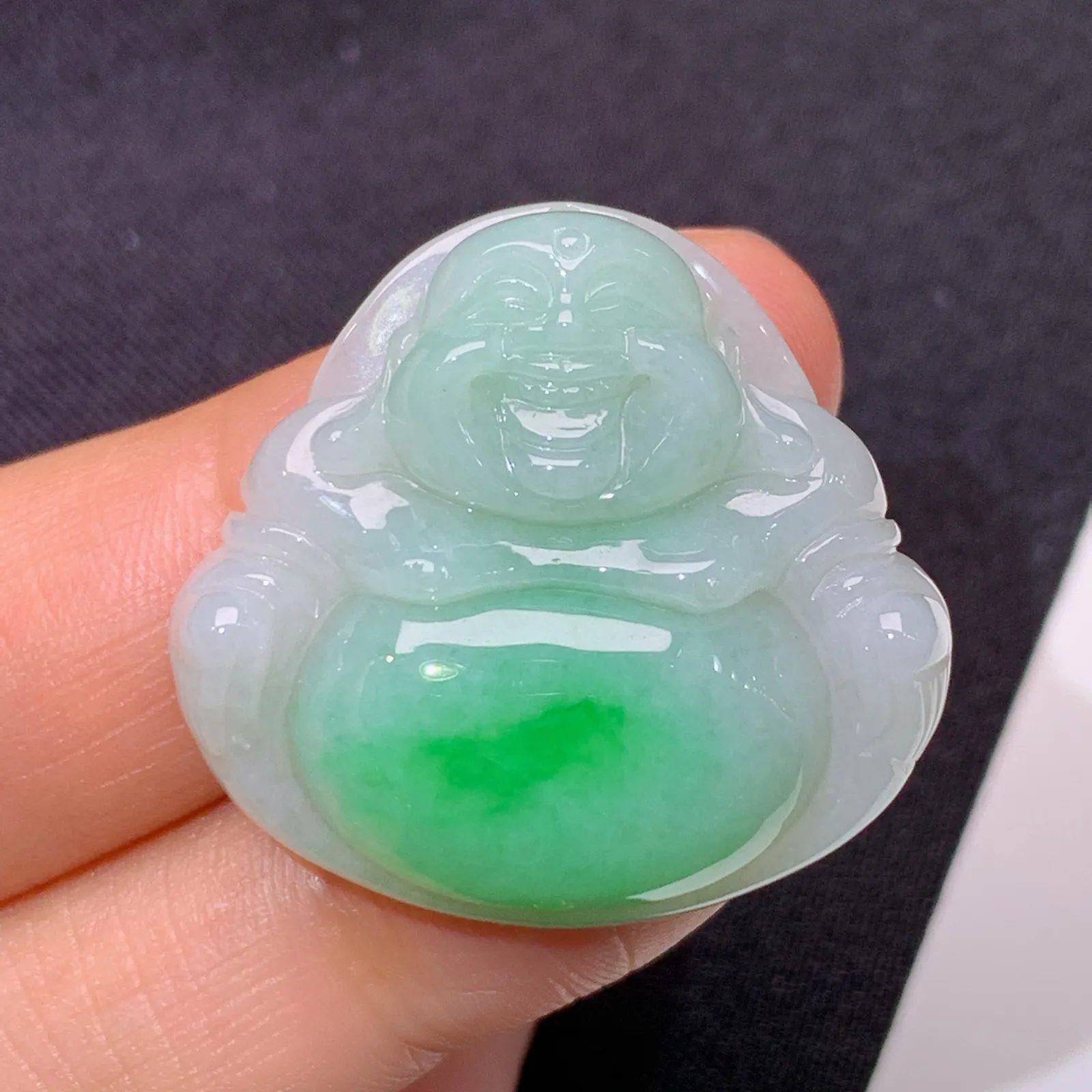 飘绿笑佛吊坠 冰润色阳，品相饱满，种水足 尺寸26.3*25*6.1