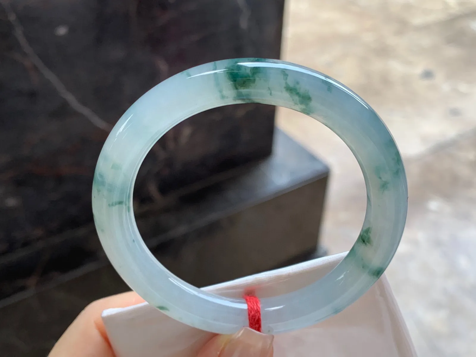 飘花圆条手镯
尺寸：55.3-9.2mm
种水好 飘花点缀上手好看