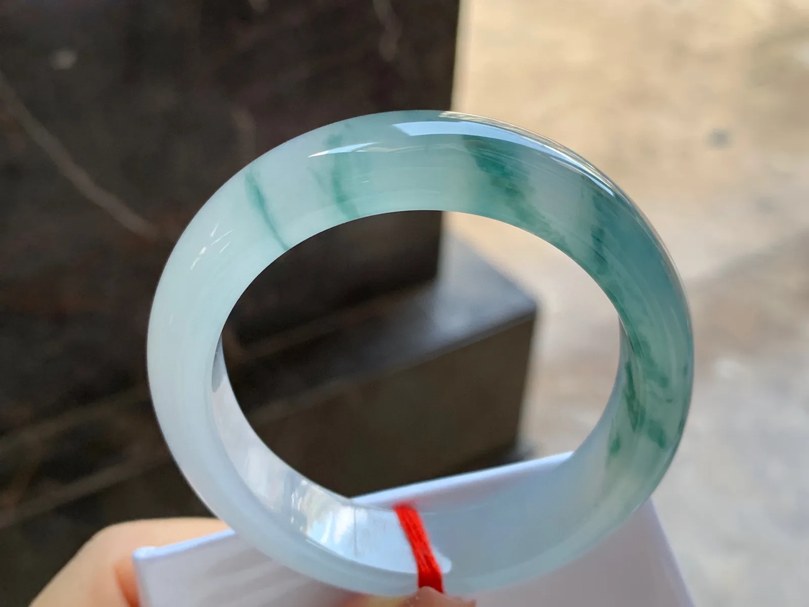 冰种飘花贵妃镯
尺寸：56-13-8mm
冰味十足～正圈53 54可以戴大力推荐