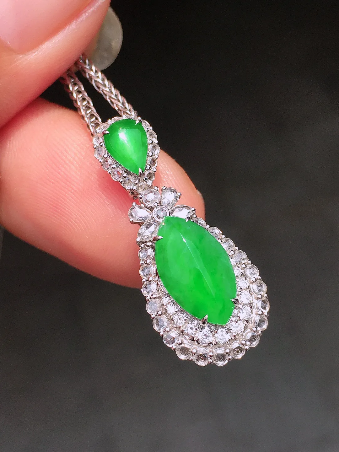 阳绿二合一吊坠，色泽均匀艳丽，玉质细腻，荧光感超
强，饱满水润，气质满满。18k
金豪华镶嵌