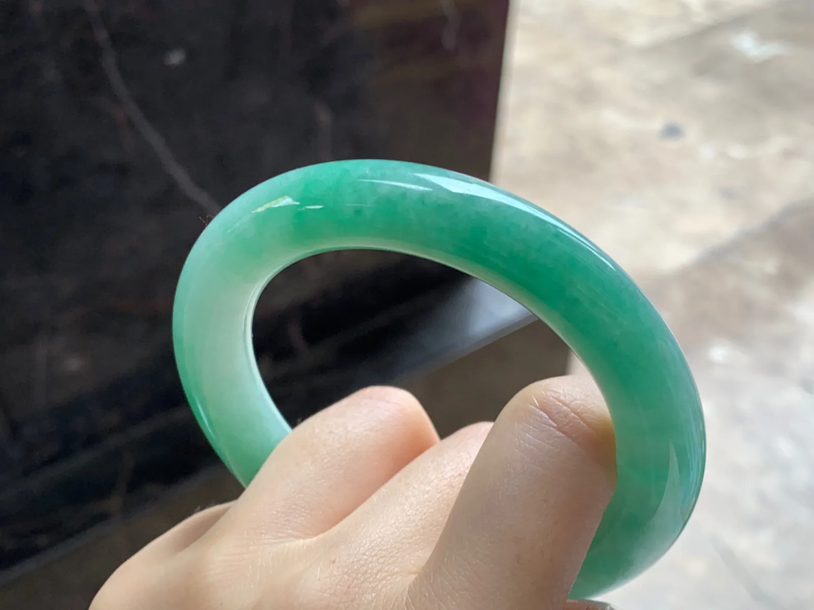 满色圆条手镯
尺寸：59-11.7mm
底色均匀大圈口 上手好看