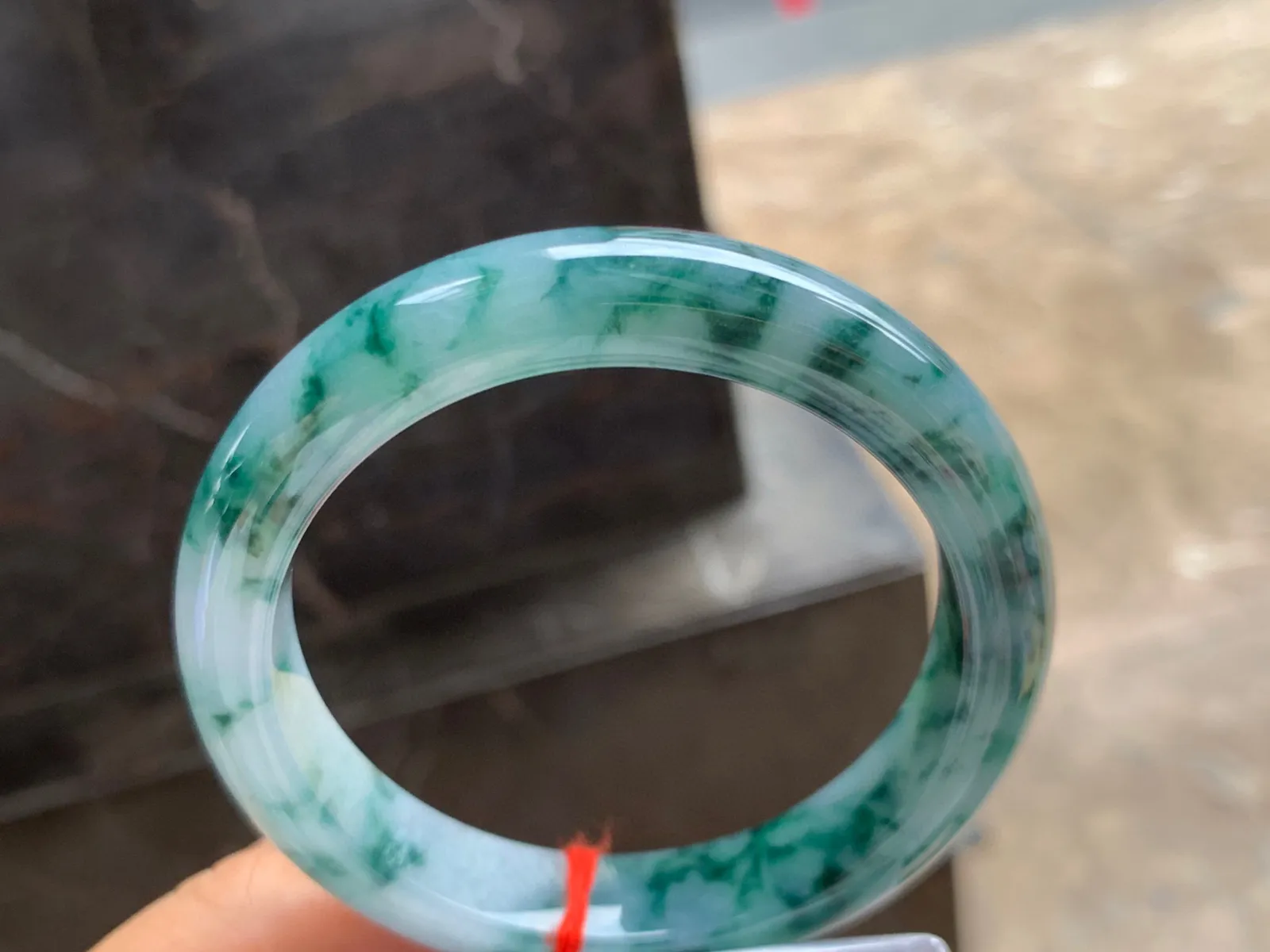 56.5-12.5-9mm
飘花手镯 底子细腻 花色独特