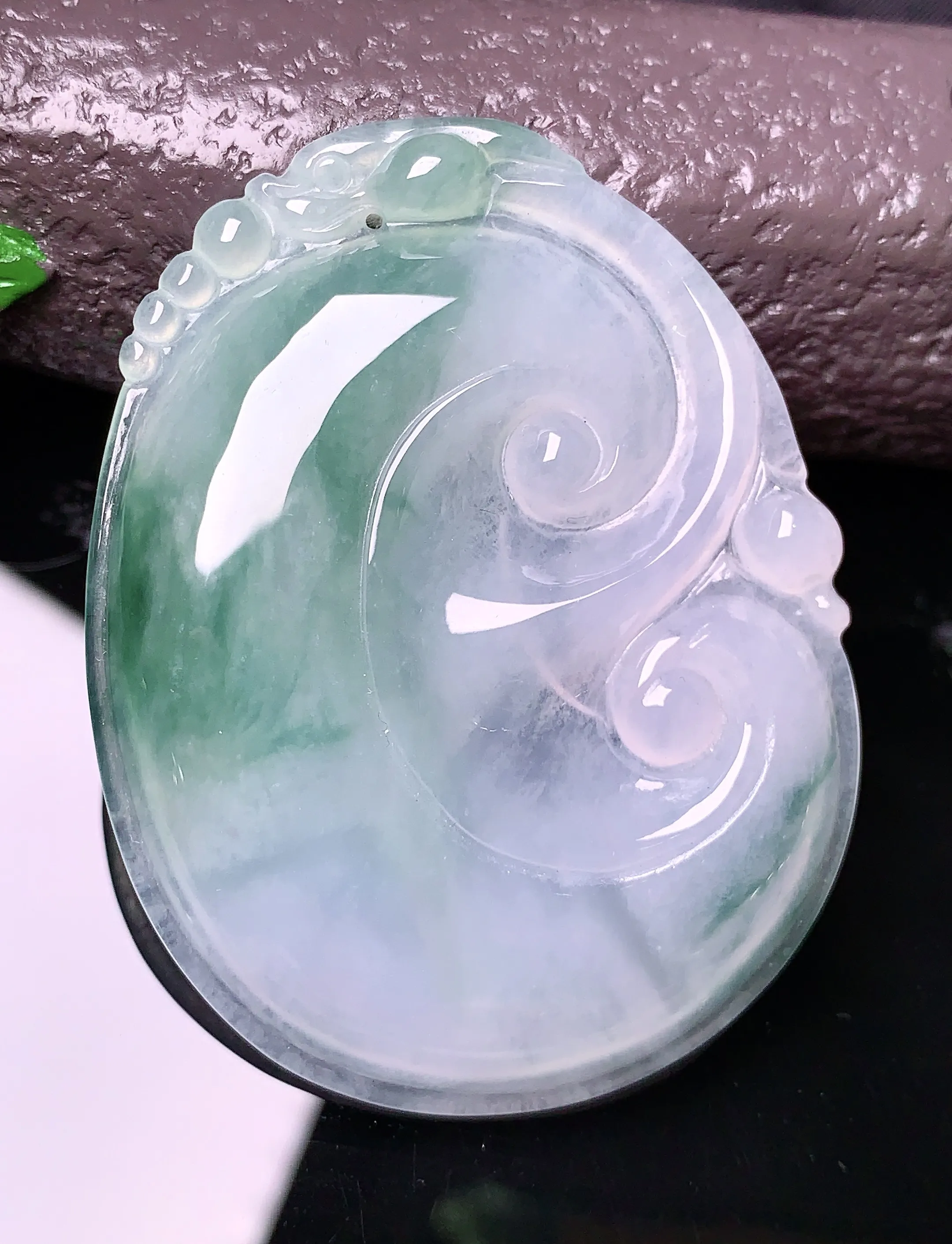 飘绿如意吊坠 玉质细腻 色泽清新艳丽 整体尺寸53.7*41.5*5.7