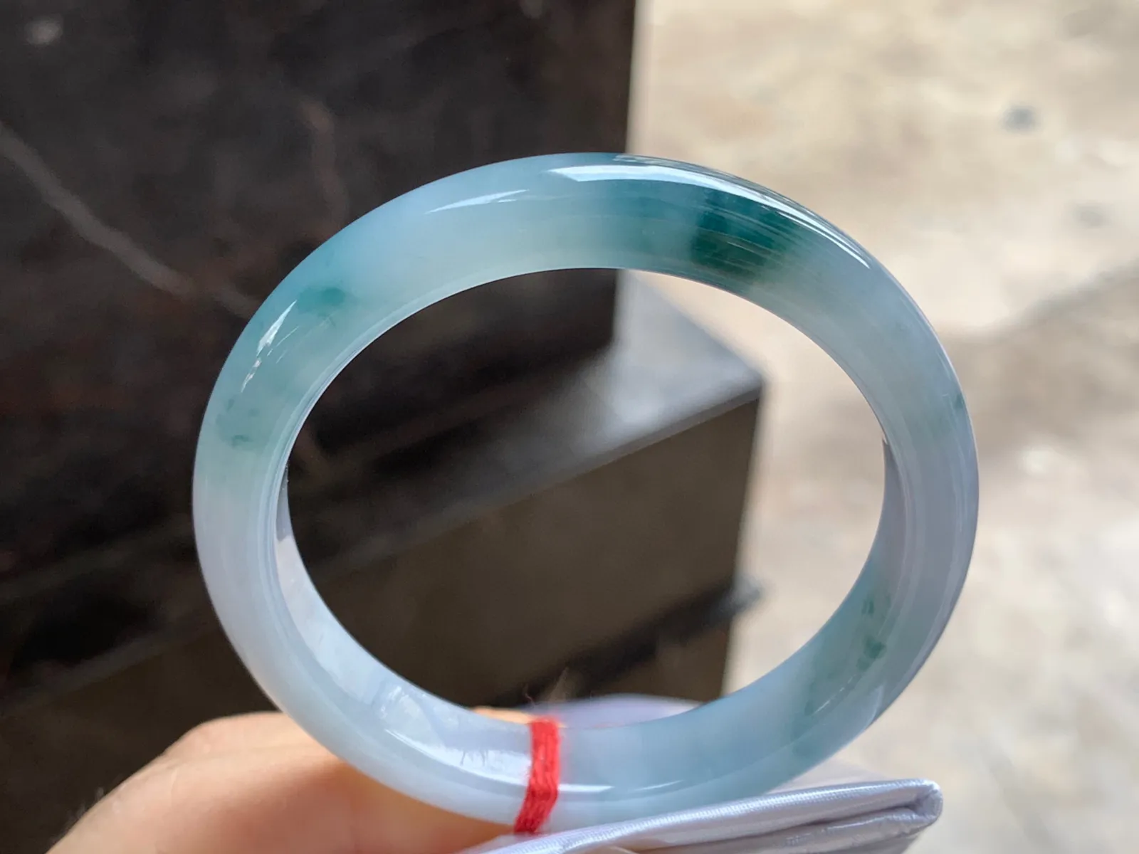 飘花手镯
尺寸：53.5-10.4-7.5mm
底子细腻干净～飘花点缀推荐