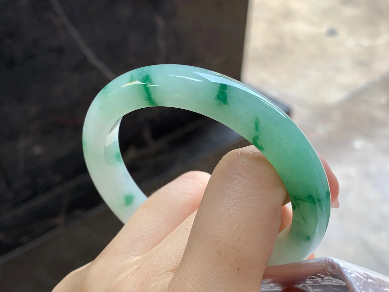 飘绿手镯
尺寸：53.8-9.9-8.2mm
料子细腻干净～很耐看推荐