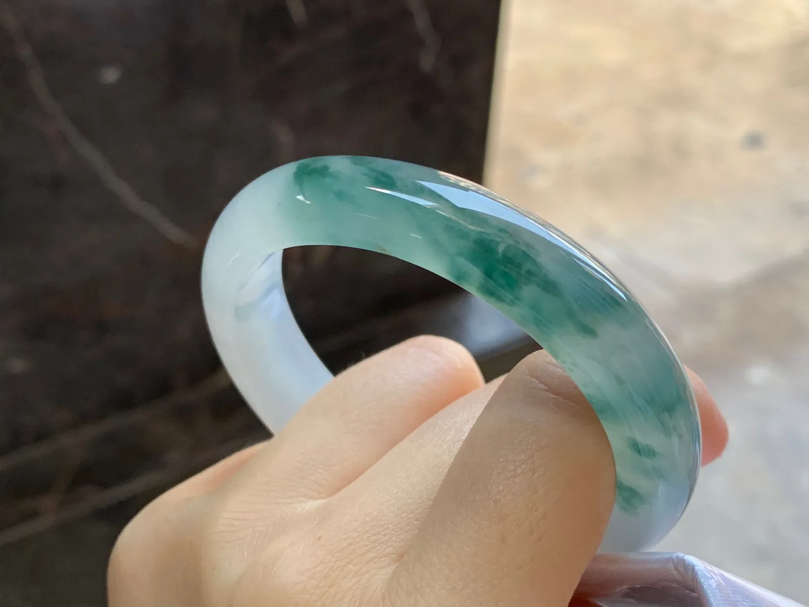 冰种飘花贵妃镯
尺寸：56-13-8mm
冰味十足～正圈53 54可以戴大力推荐