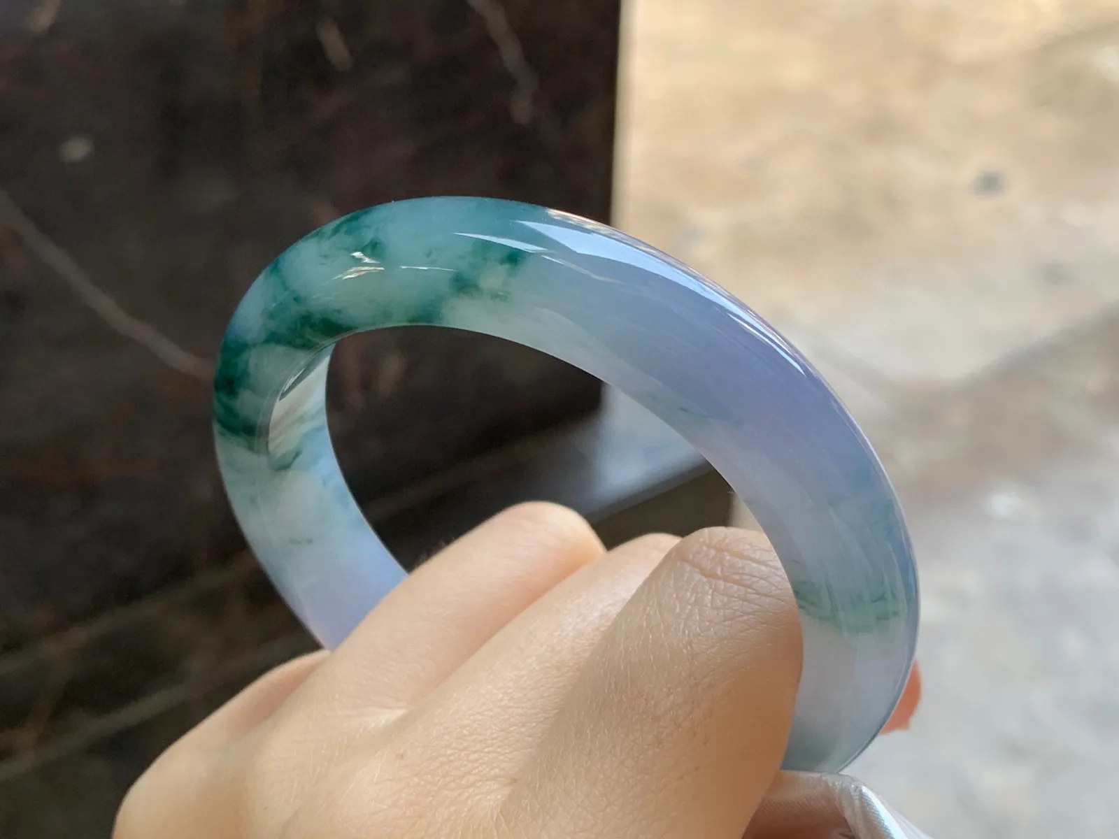 飘花手镯
尺寸：57.5-12.8-9mm
底子细腻干净～有特色的料子 上手好看