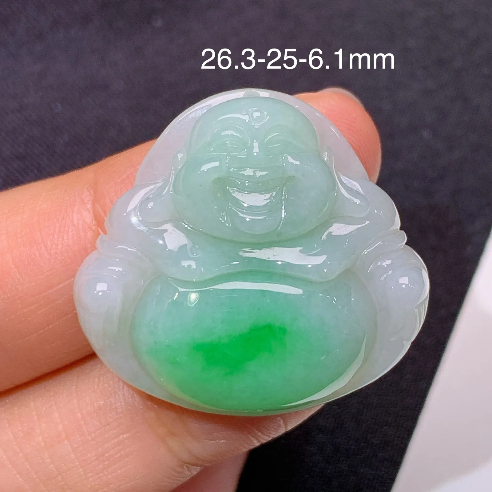 飘绿笑佛吊坠 冰润色阳，品相饱满，种水足 尺寸26.3*25*6.1
